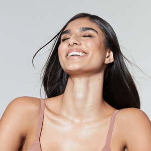 Hydrafacial Booster - Woman with hydrated décolletage and neck